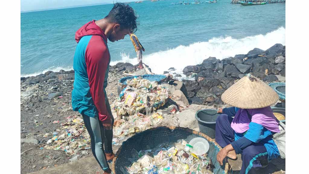 Sampah Di Pantai Timur Pangandaran Butuh Penanganan Sering Terjaring