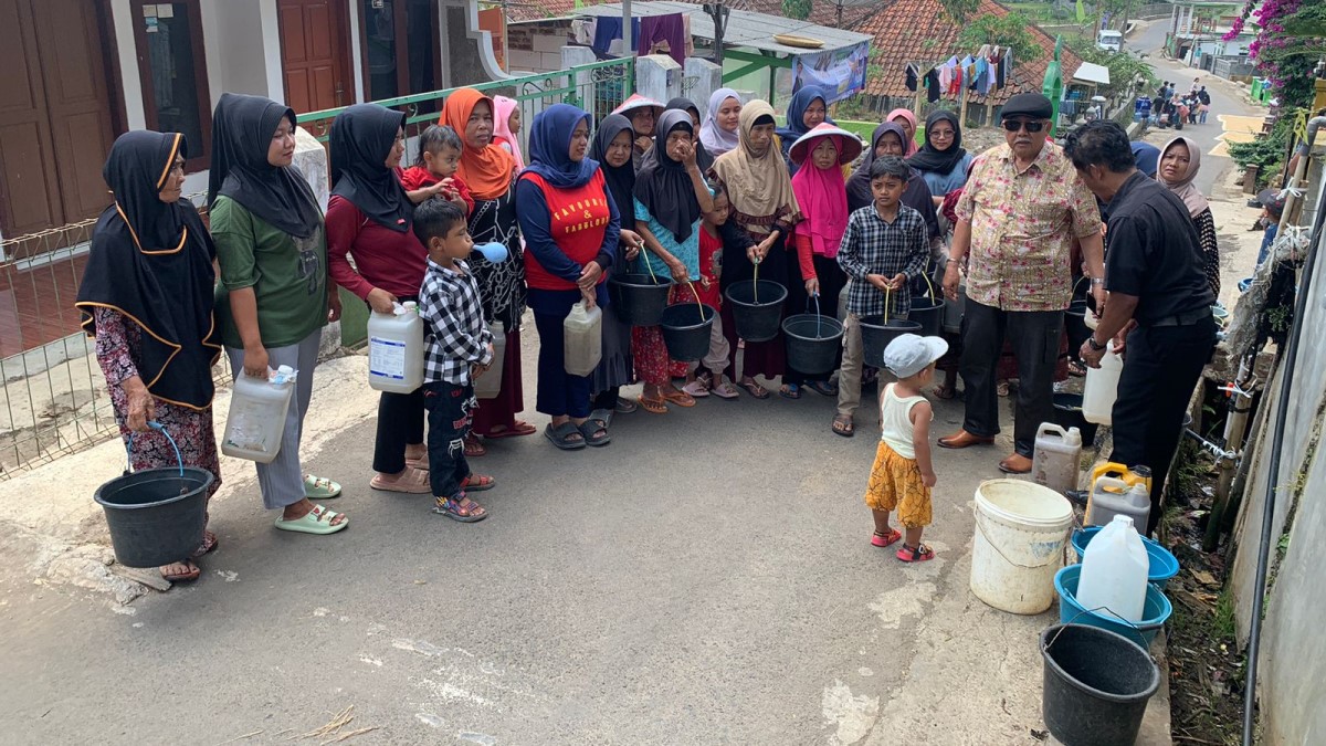 Totalitas Bantu Warga Sukahening Kabupaten Tasikmalaya Dalam Memenuhi