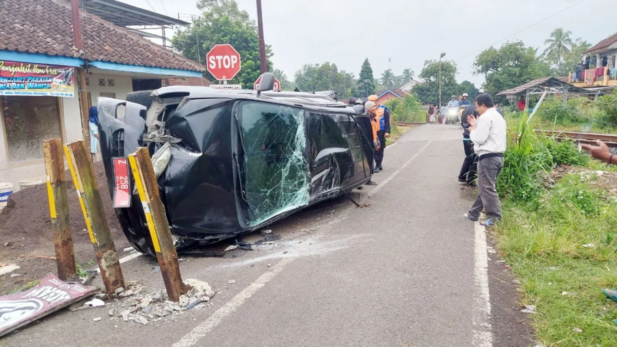 Mobil Dinas Terpental 10 Meter Lebih