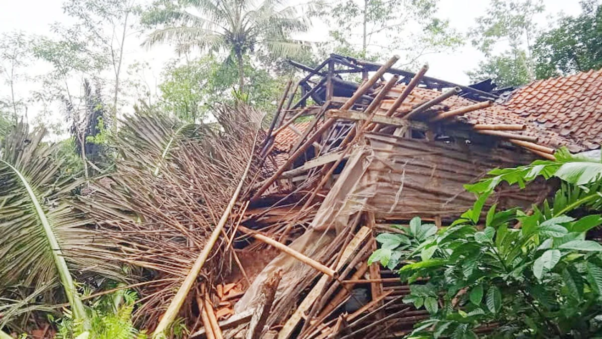 Angin Kencang Rusak Belasan Rumah