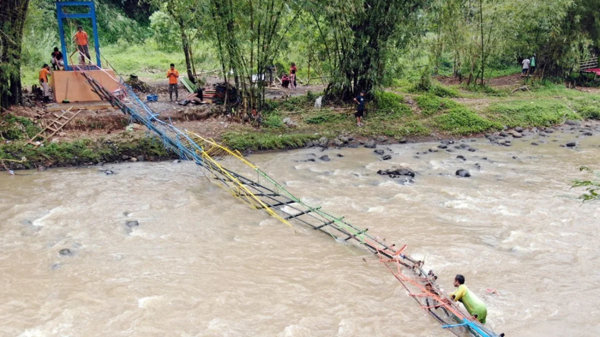 Sling Jembatan Gantung Terlepas