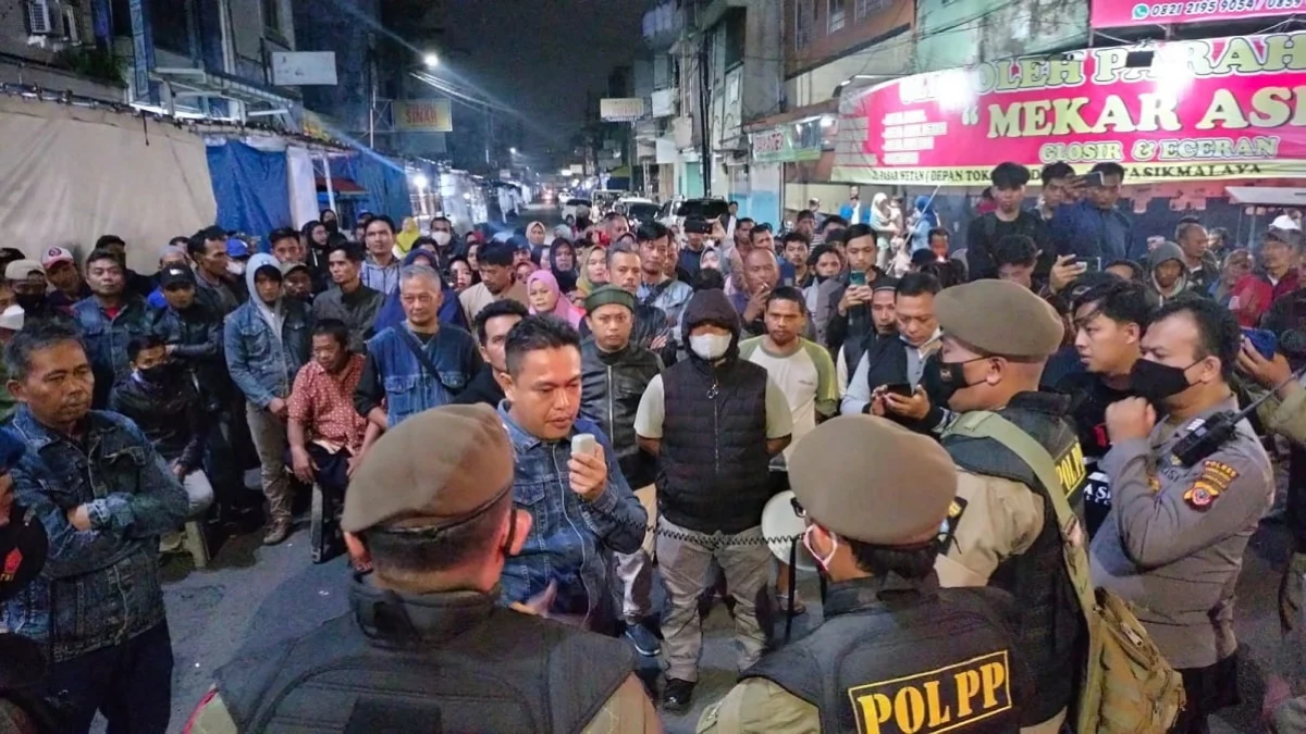 Dihadang PKL, Pol PP Mundur