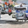 Warga Keluhkan Jalan Berlubang