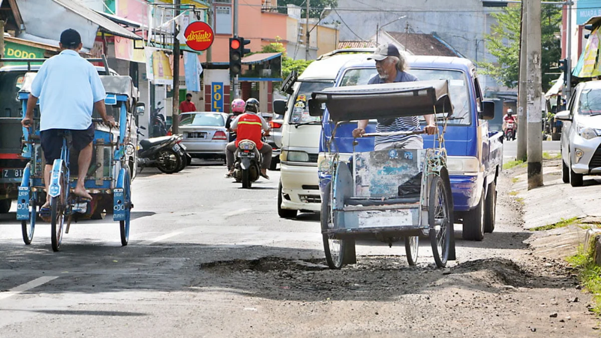 Warga Keluhkan Jalan Berlubang