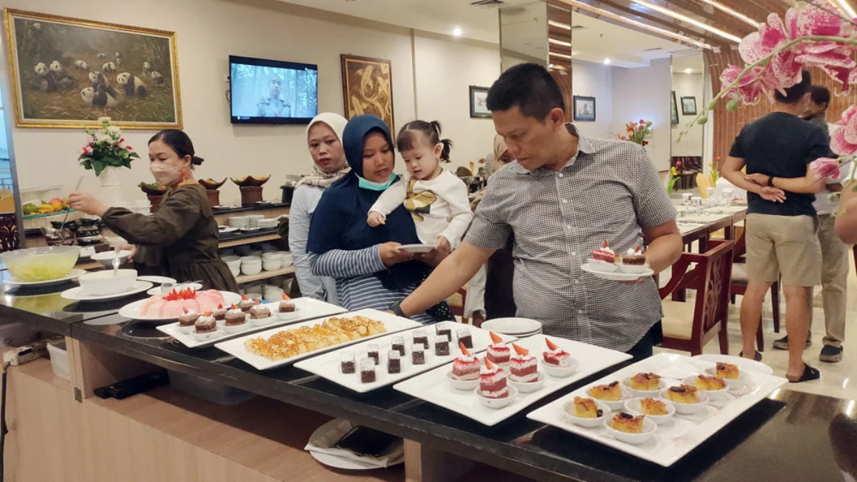 Bukber Istimewa di Pinggir Kolam