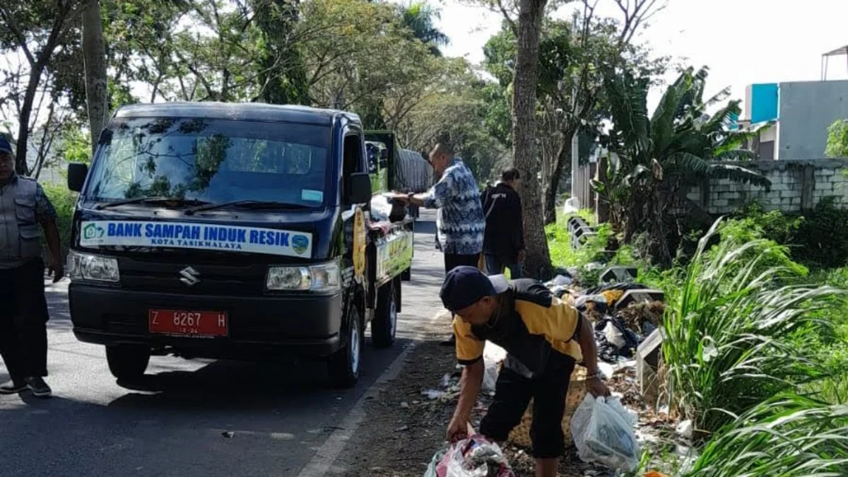 Staf Kantor Dikerahkan Angkut Sampah