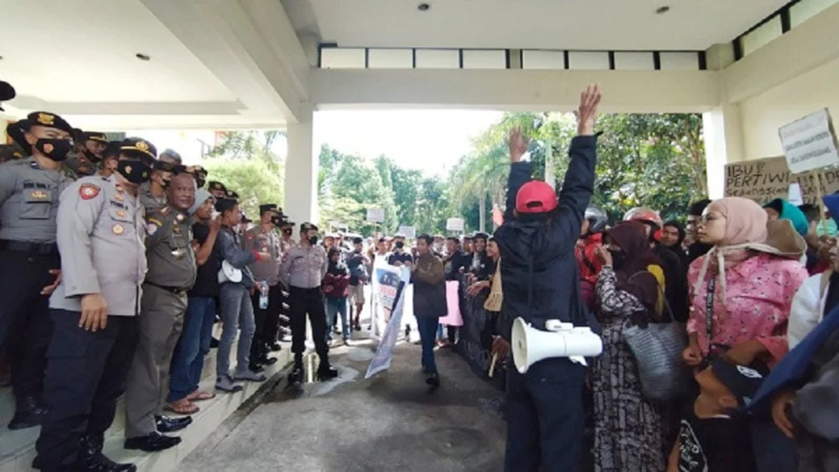Ratusan Warga Ngadu ke Dewan