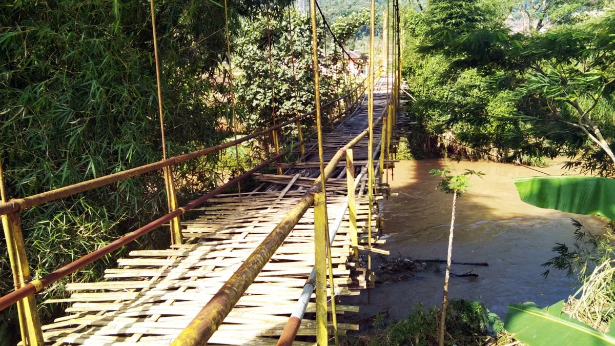 Jembatan Lapuk Ancam Keselamatan