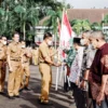 Perkokoh Persatuan Pemkab Bagikan Bendera