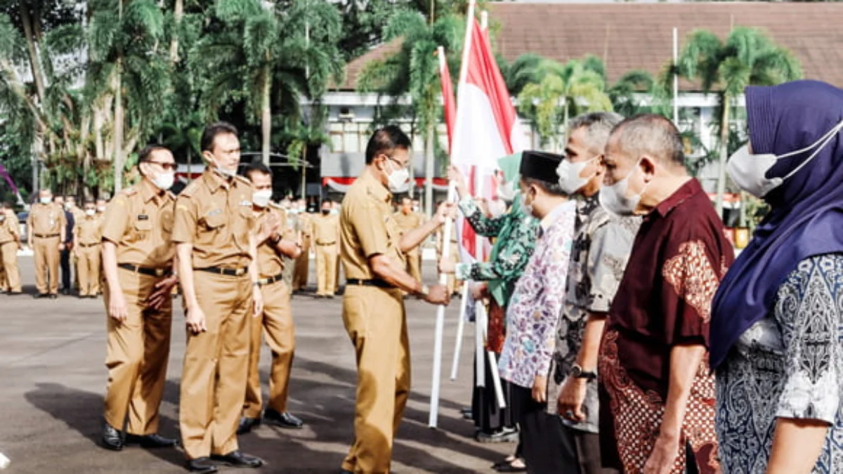 Perkokoh Persatuan Pemkab Bagikan Bendera