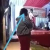 Pensiunan Guru Tumbang saat Bernyanyi