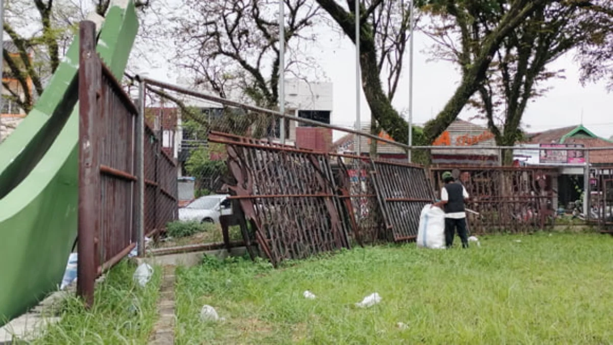 Pagar Lapangan Dadaha Dibongkar