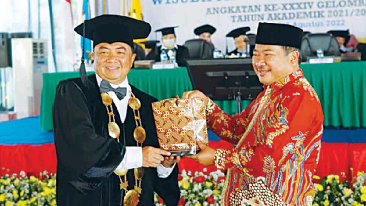 Ratusan Mahasiswa Universitas Garut Diwisuda