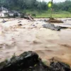 Kembali Diterjang Banjir, Jembatan Darurat Putus