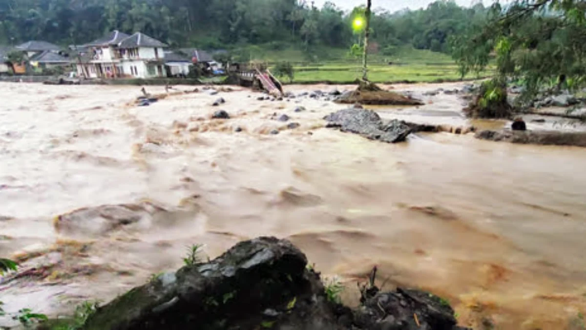 Kembali Diterjang Banjir, Jembatan Darurat Putus