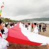 Bendera Raksasa Dibentangkan di Pantai