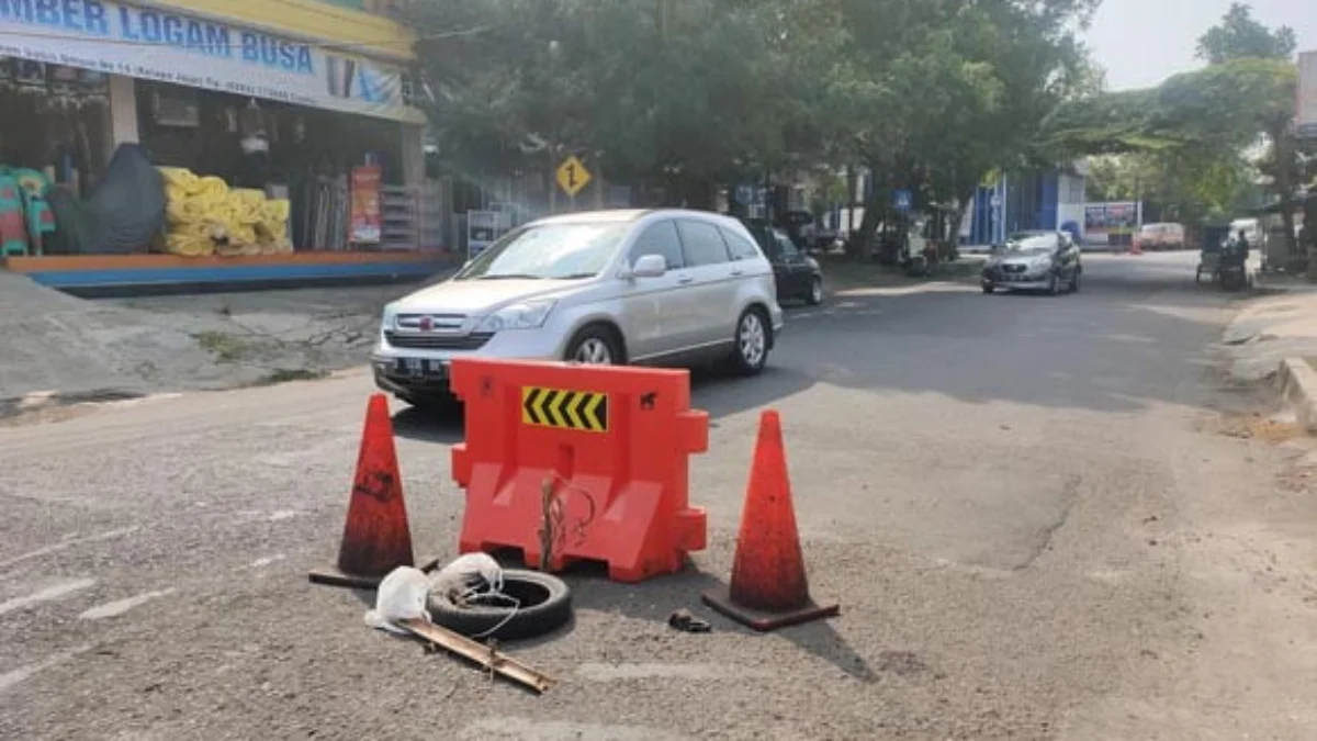 Jalan Rusak Hambat Aktivitas Warga