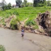 Jembatan Roboh, Siswa Seberangi Sungai