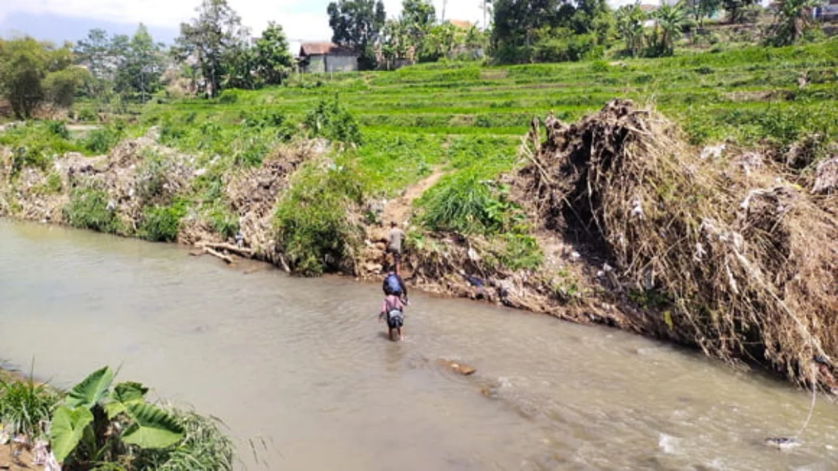 Jembatan Roboh, Siswa Seberangi Sungai