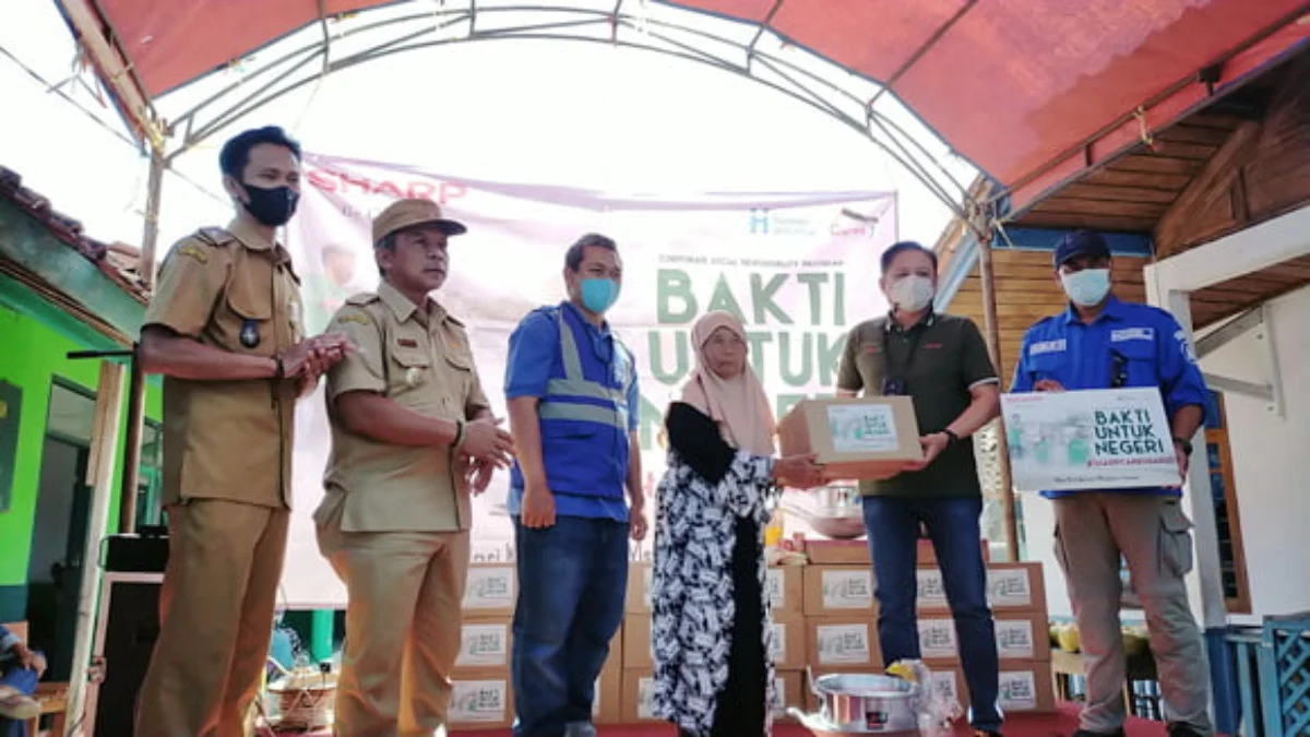 Sharp Salurkan Bantuan untuk Korban Banjir Bandang