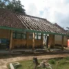 Siswa Belajar di Tenda