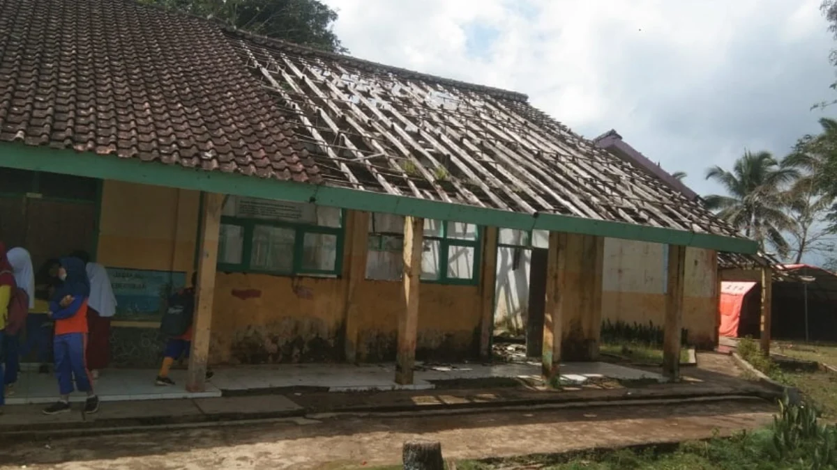 Siswa Belajar di Tenda