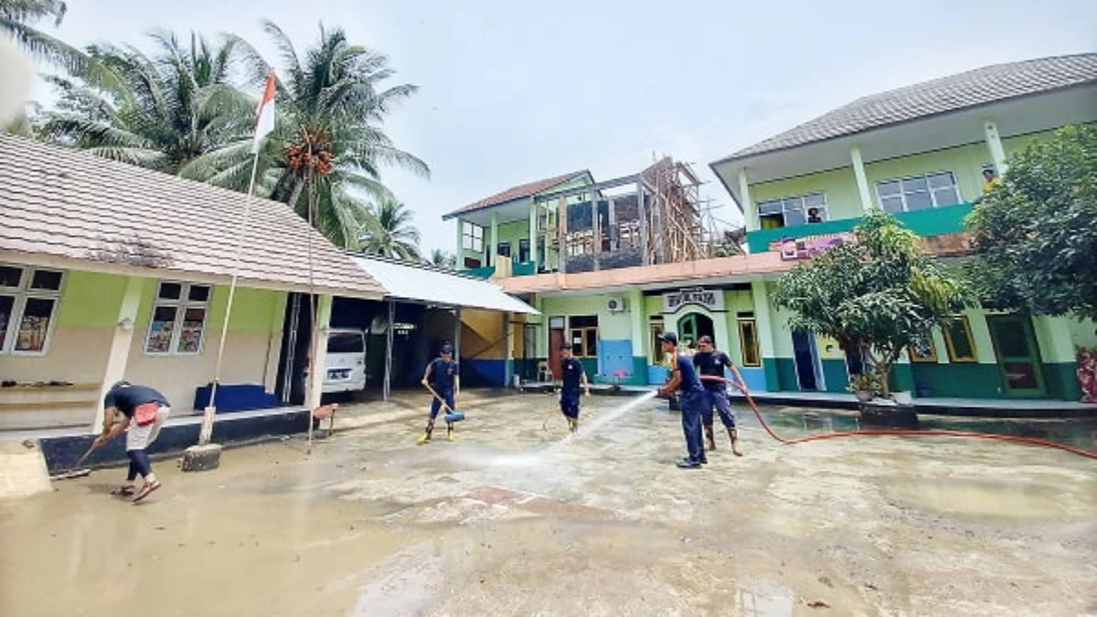 Hujan, Banjir, Rumah Roboh