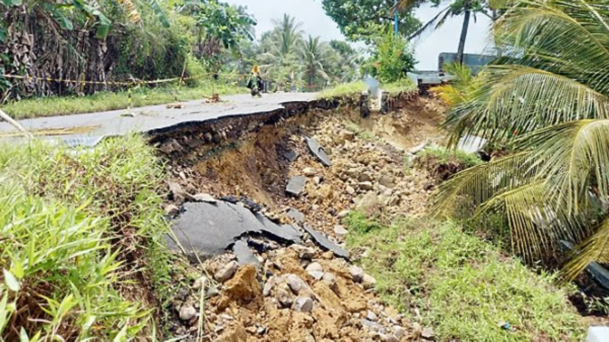 Jalan Menuju Karapyak Longsor