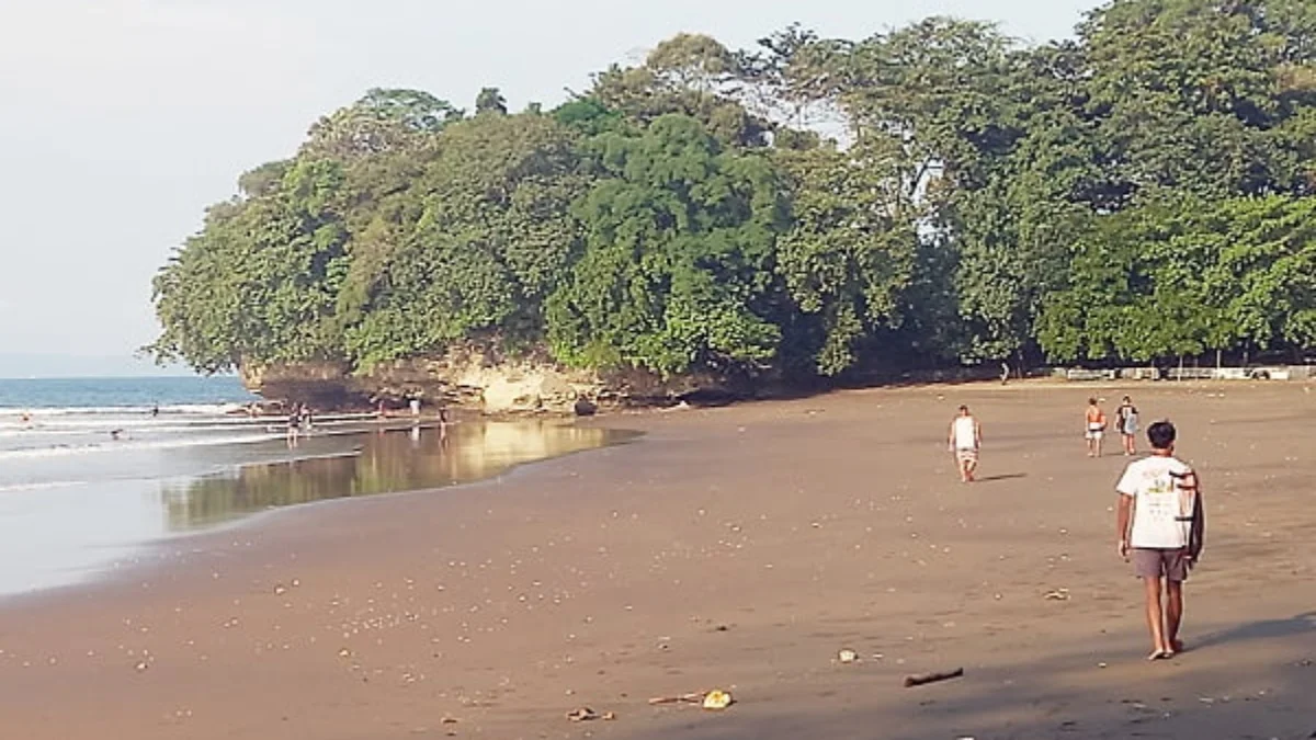 Wisatawan Boleh Berenang