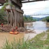Sampah Numpuk di Tiang Jembatan