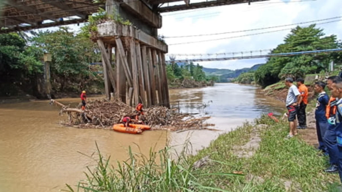 Sampah Numpuk di Tiang Jembatan