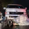 Terjepit di Bawah Mobil, Pemotor Meninggal