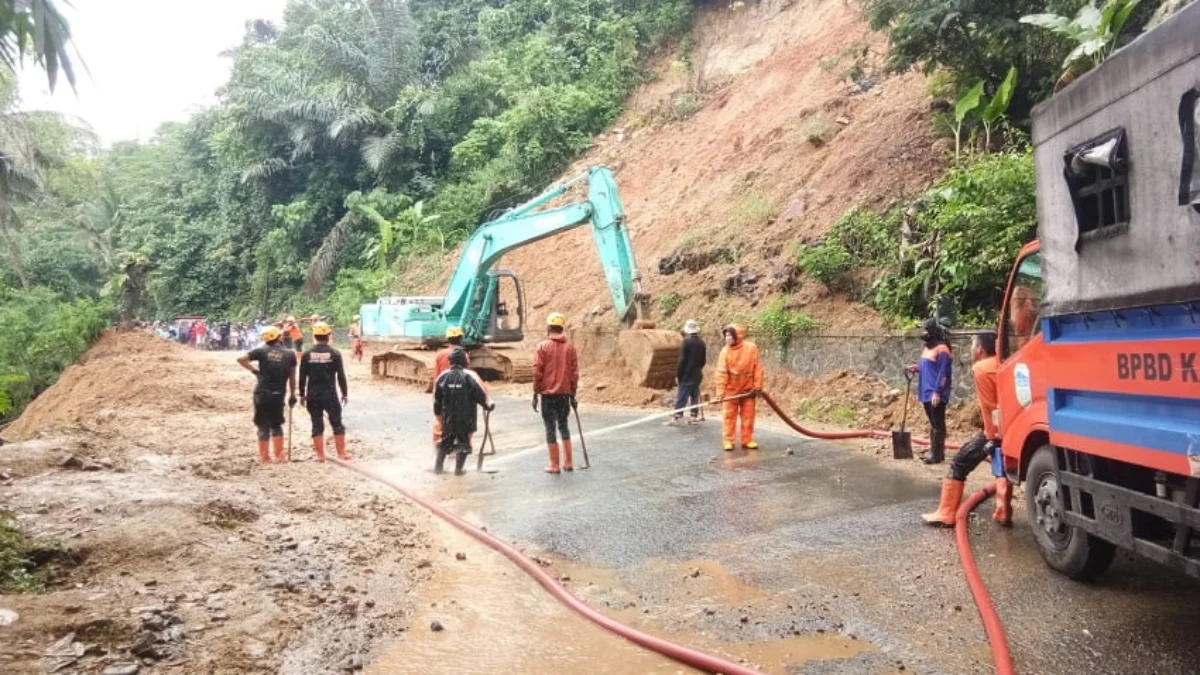 Sempat Tertutup, Jalan Salopa Kembali Normal