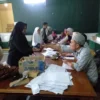 Pemdes Sukamenak Salurkan Bantuan Kenaikan BBM