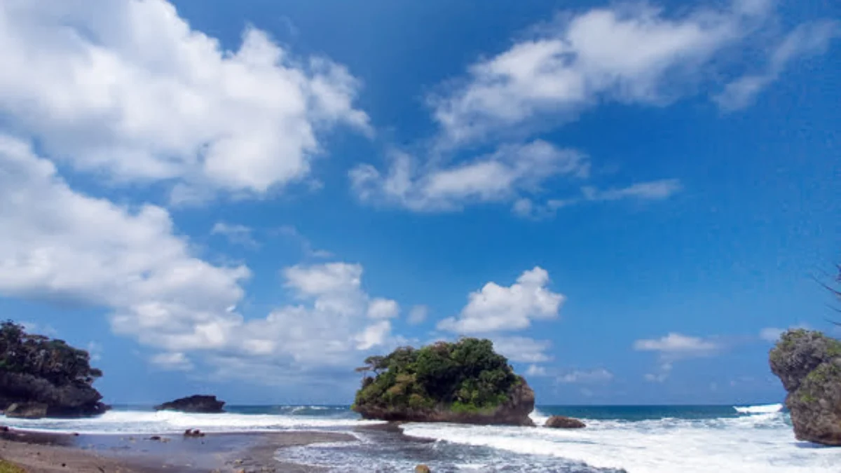 Pemkab Alih Kelola Pantai Madasari