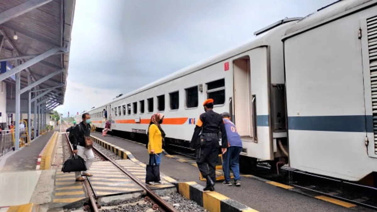 Aturan Naik Kereta Masih Ketat