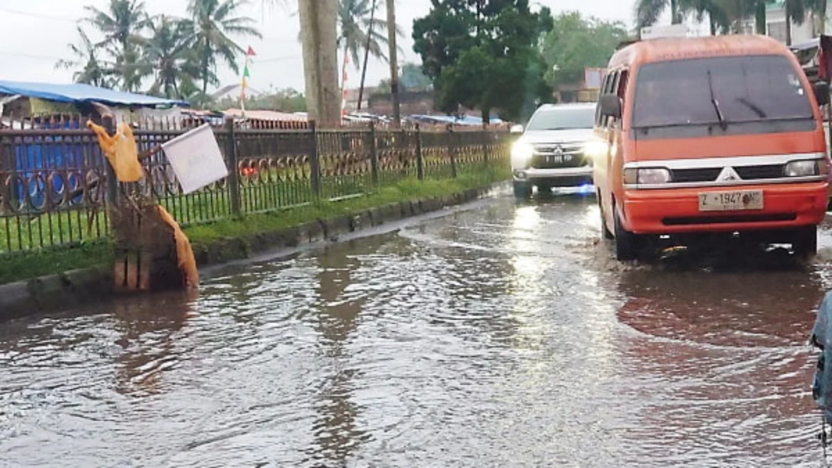 Waspada Genangan di Atas Lubang Jalan