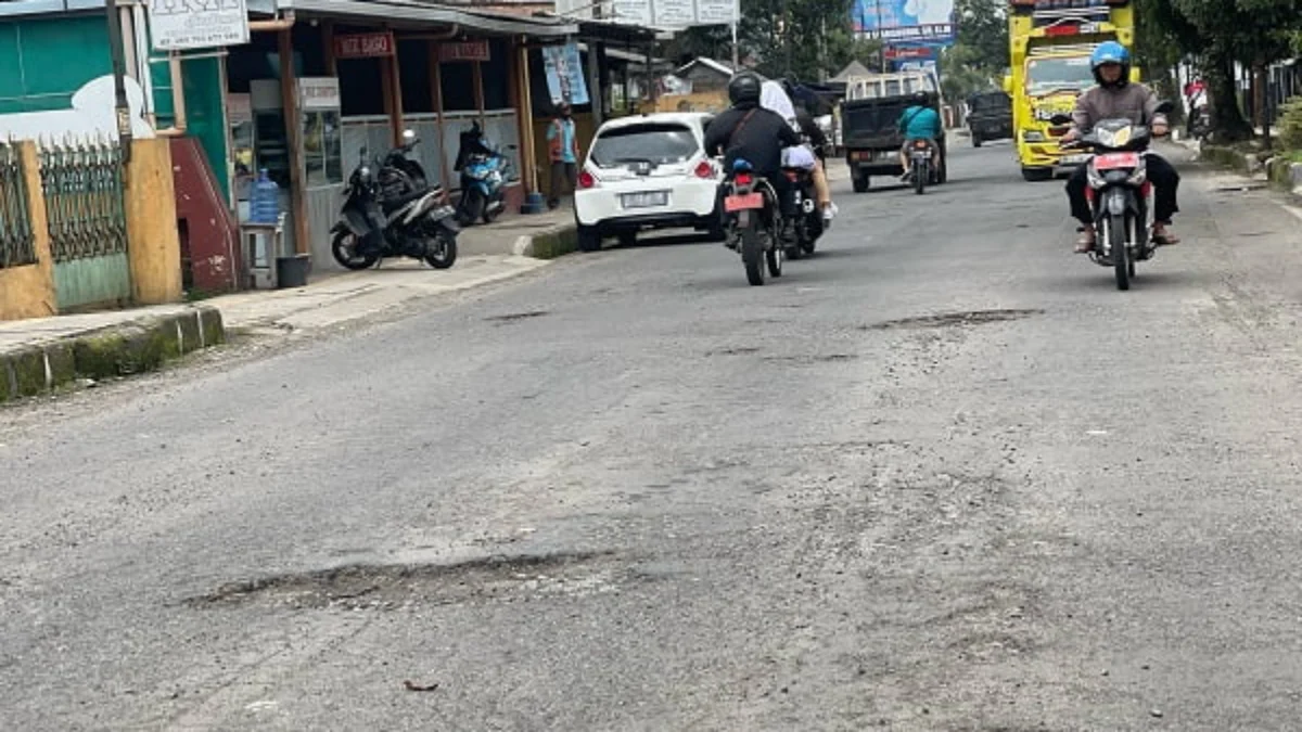 Waspada, Jalan Perintis Berlubang