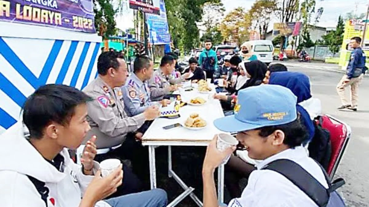 Pelanggar Lalu Lintas Diajak Ngopi