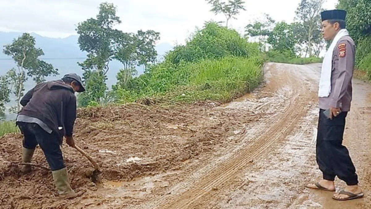 Tertutup Longsor, Jalan Sempat Lumpuh