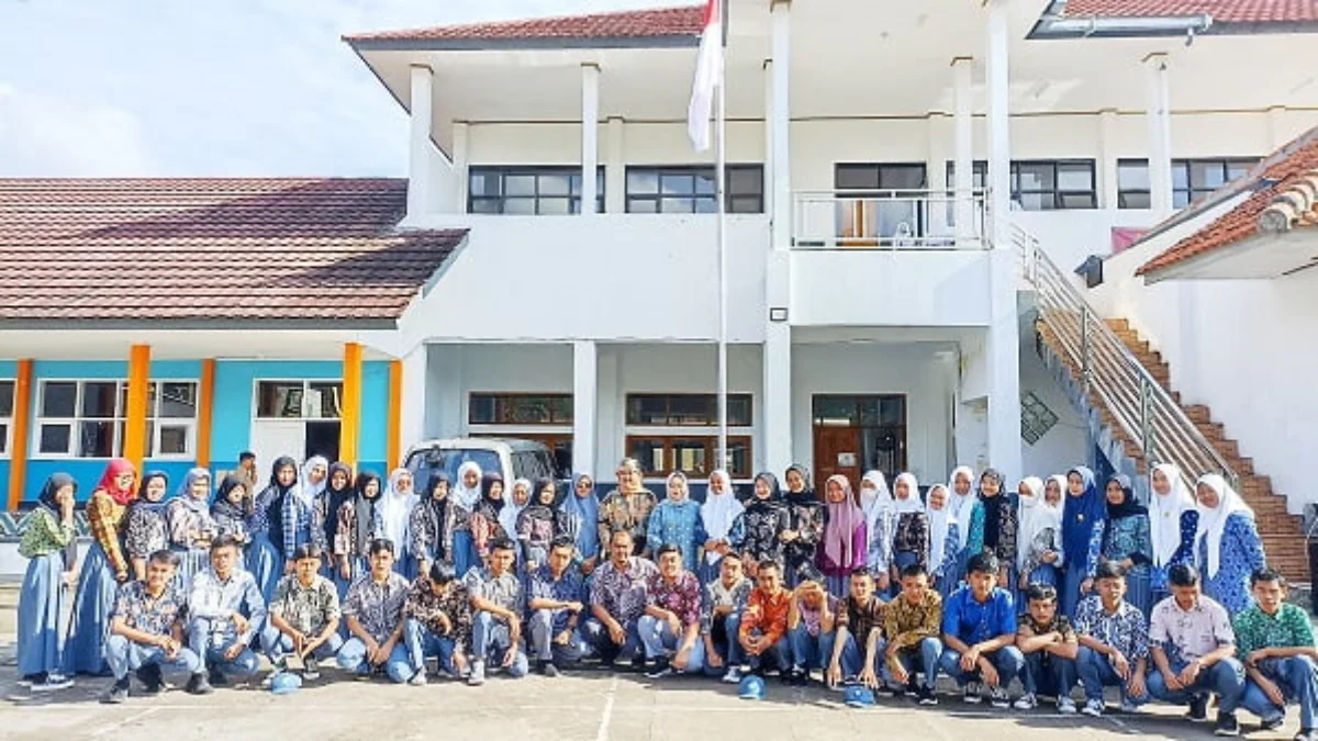 Lestarikan Budaya, Kompak Memakai Batik