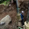 Tiang di Ahmad Yani Mengancam Pekerja Jembatan