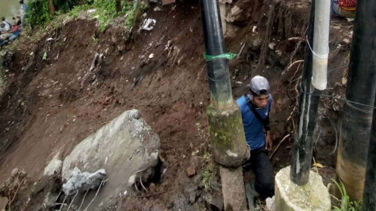 Tiang di Ahmad Yani Mengancam Pekerja Jembatan