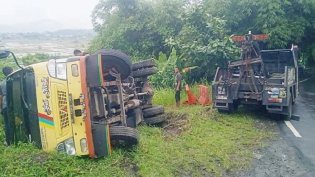 Tak Kuat Menanjak, Truk Terguling