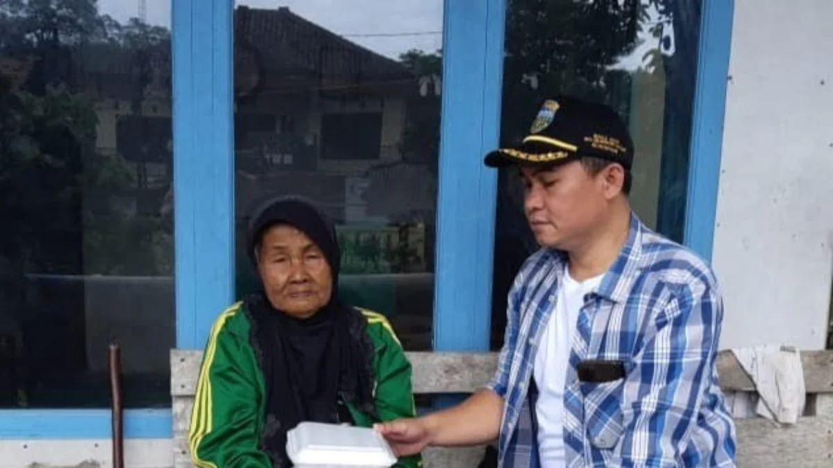 Ribuan Lansia Dapat Makan Dua Kali Sehari