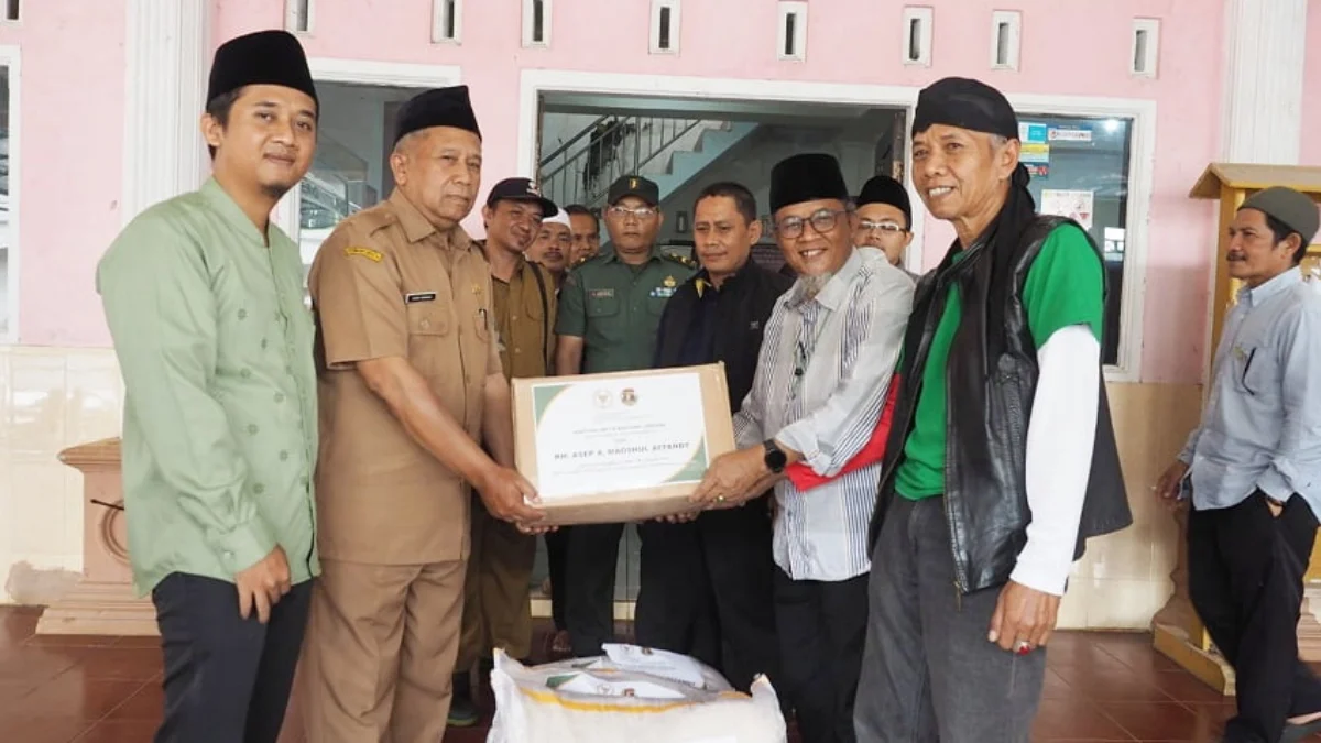 KH Asep Beri Santunan Korban Longsor