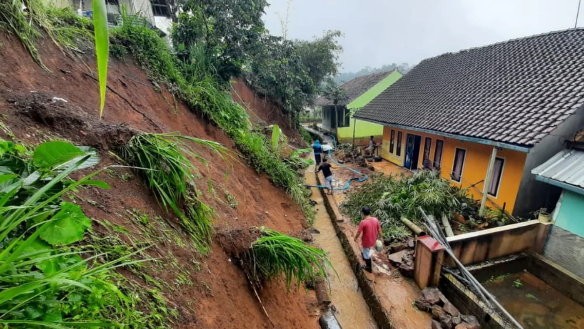 Puluhan Rumah Terdampak Longsor