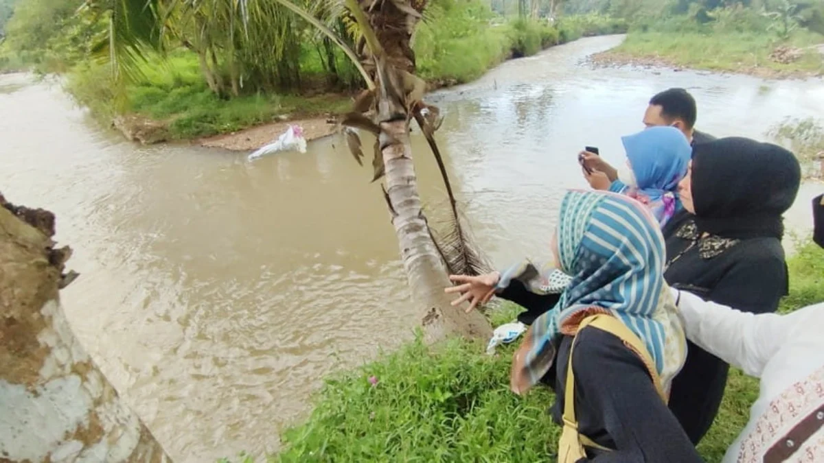 Keluarga Korban Tabur Bunga