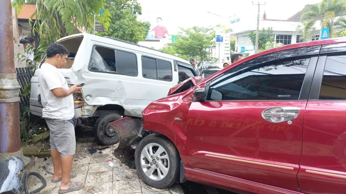 Tiga Kendaraan Tabrakan Beruntun