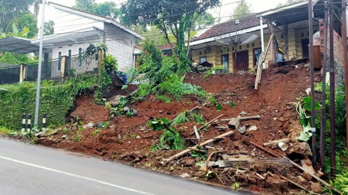 Tiga Rumah Terdampak Longsor